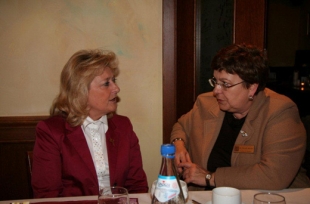 Governor Lydia Chaiilou  im Gespräch mit Nicole Macho (Union deutscher Zonta-Clubs)